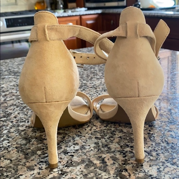 Jessica Simpson size 6 1/2 beige faux suede heels - Picture 7 of 9